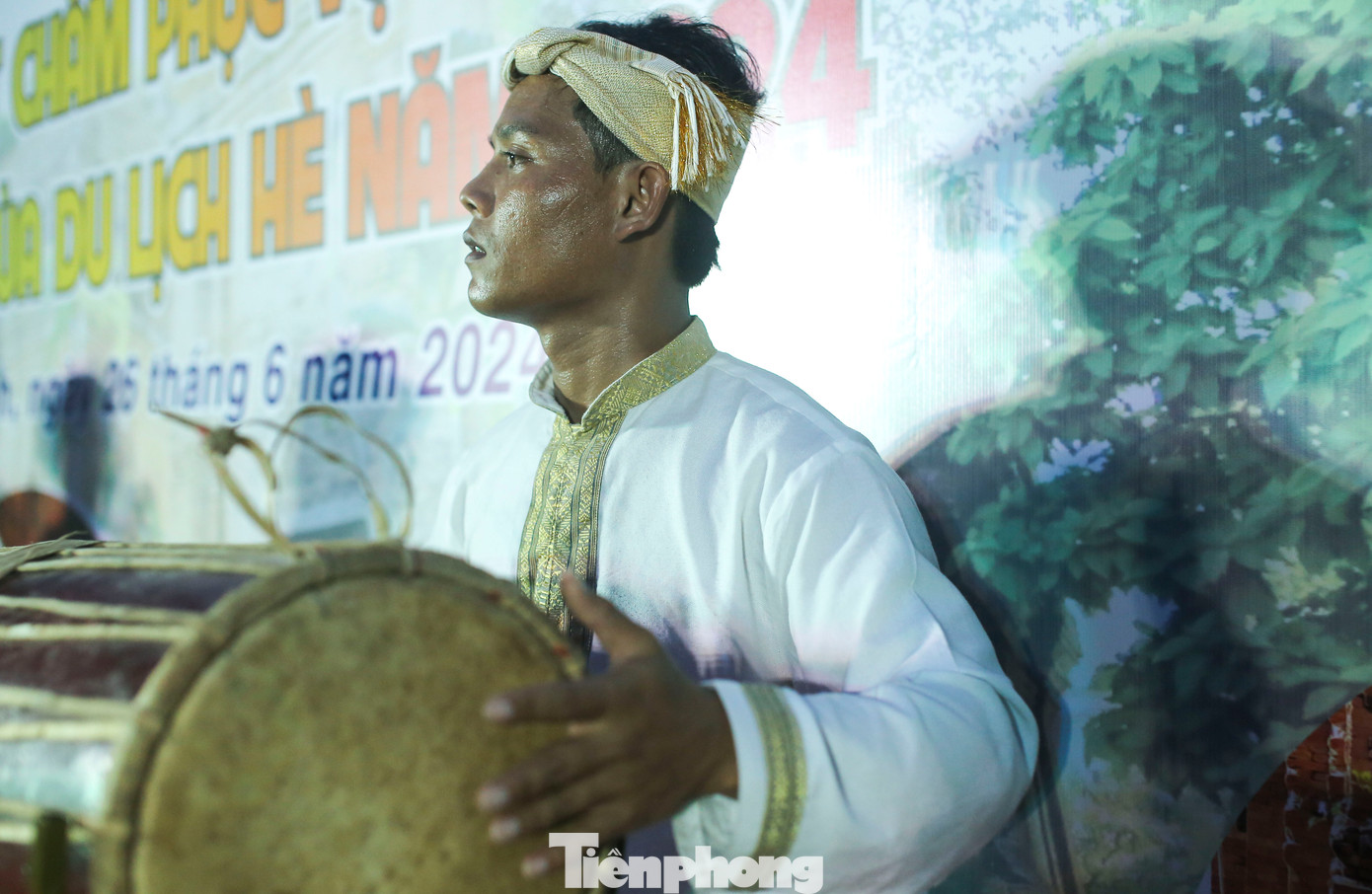 Hòa tấu nhạc cụ Chăm và trình diễn nghệ thuật làm gốm. Ảnh: Trương Định.