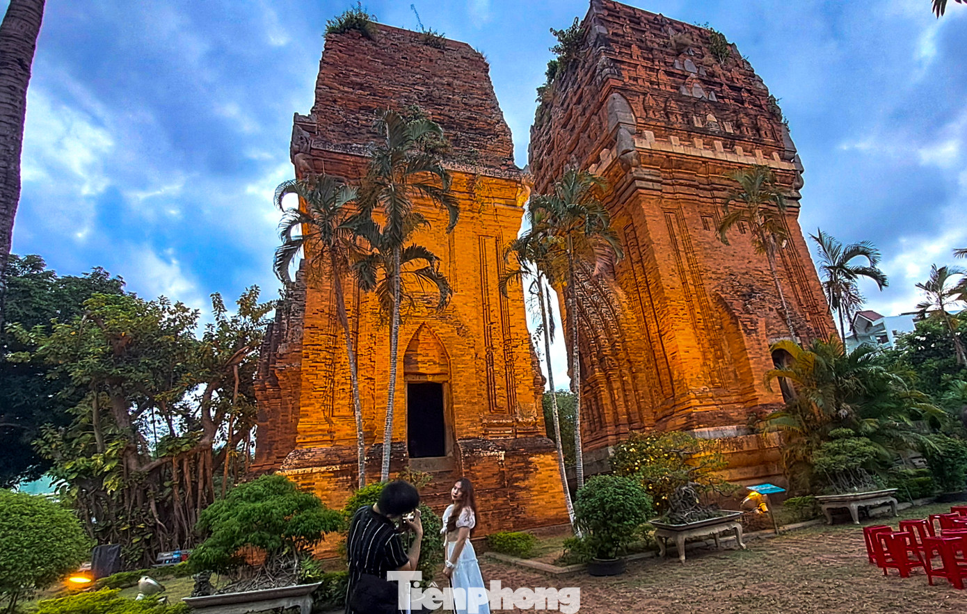 Di tích tháp Đôi. Ảnh: Trương Định.