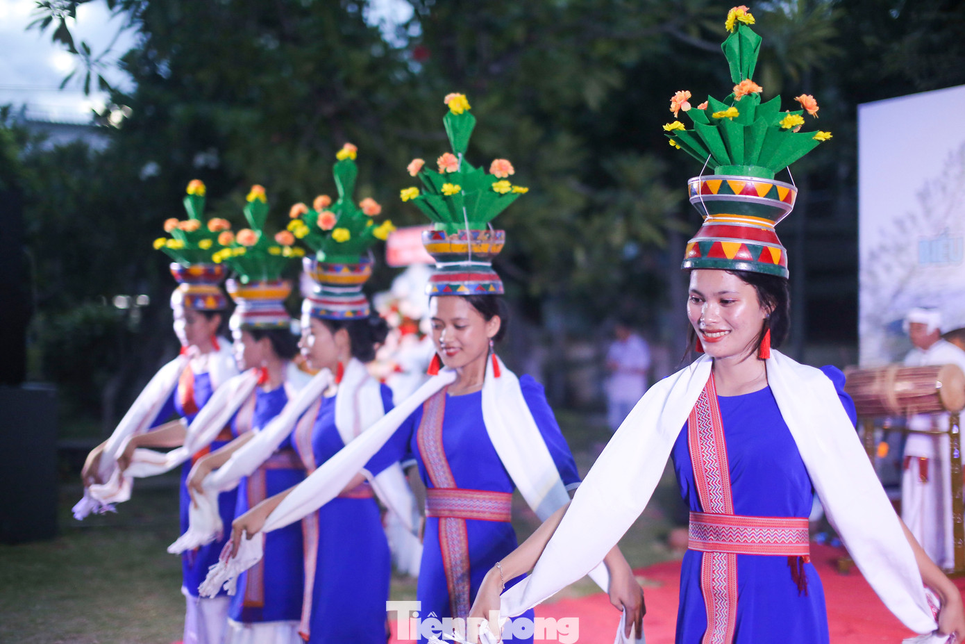 Các nghệ sĩ, nghệ nhân Chăm biểu diễn tại di tích tháp Đôi. Ảnh: Trương Định.