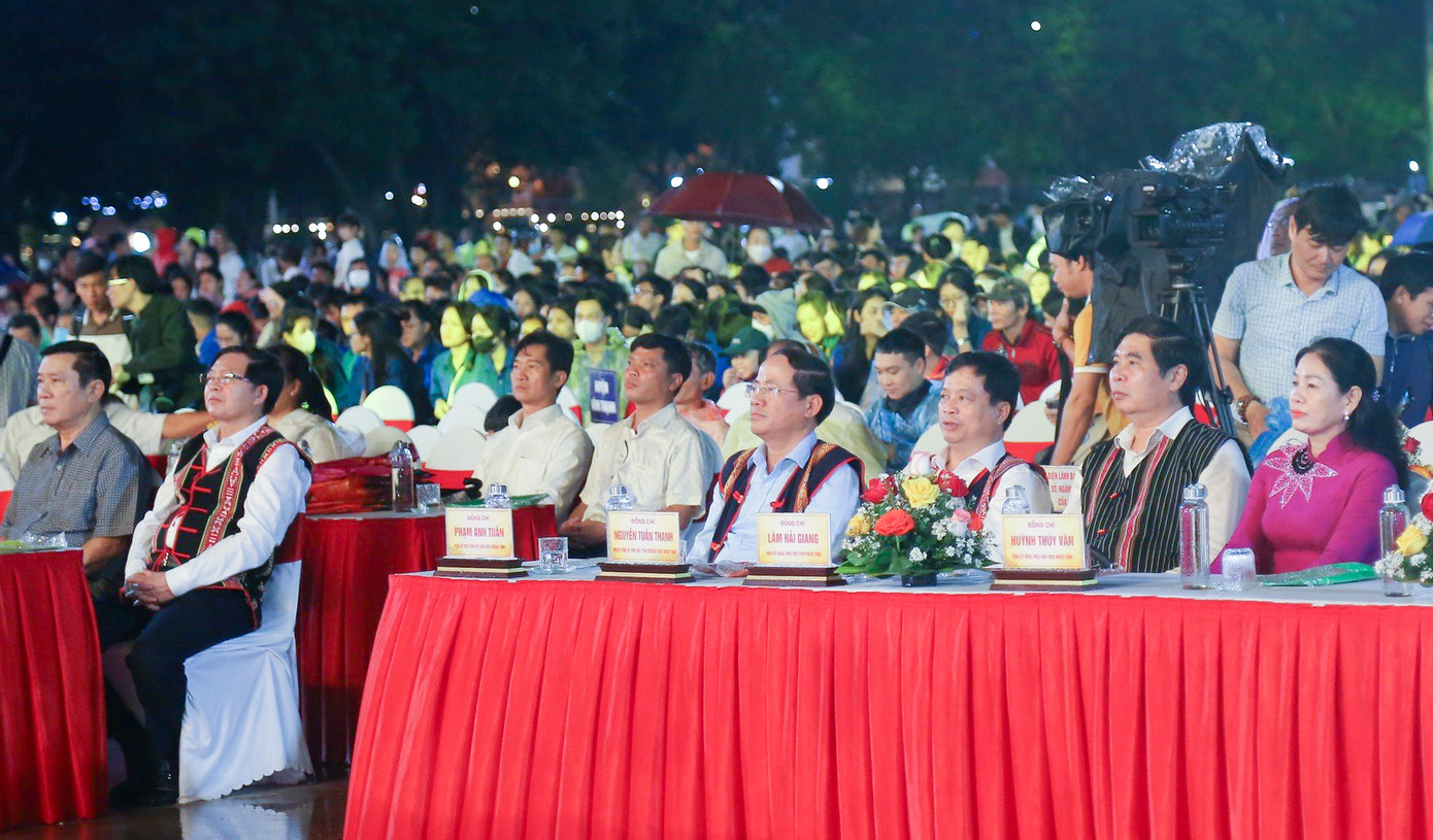 Lãnh đạo tỉnh Bình Định dự liên hoan. (Ảnh: T.Đ) Lãnh đạo tỉnh Bình Định dự liên hoan. (Ảnh: T.Đ)