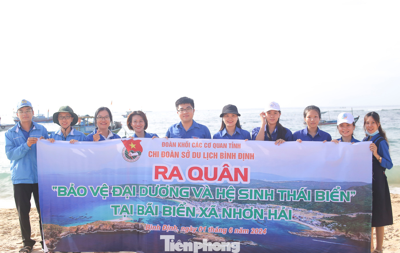 Chi đoàn Sở Du lịch Bình Định ra quân "bảo vệ Đại dương và hệ sinh thái biển" tại xã Nhơn Hải. Ảnh: Trương Định