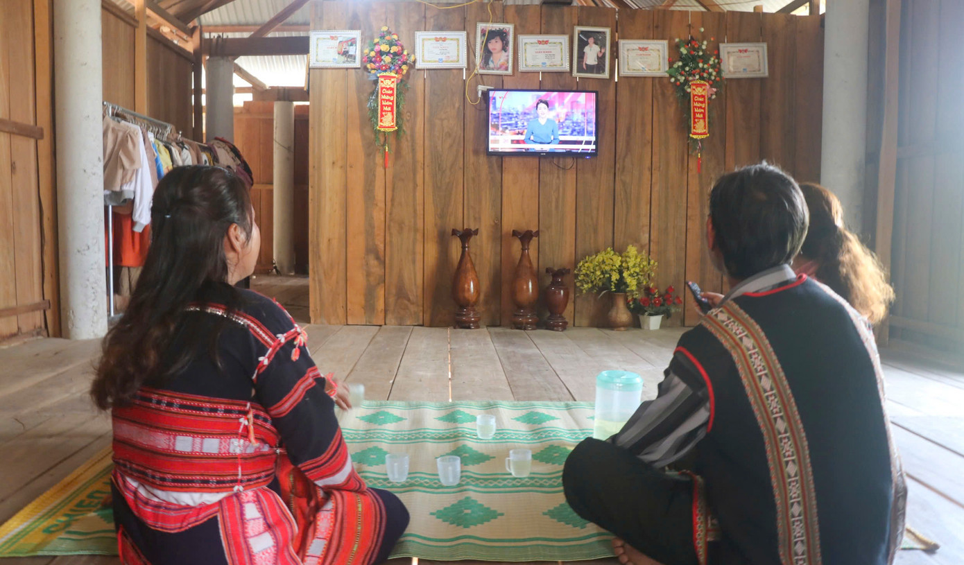 Người dân làng Canh Tiến đón mừng khi có điện.