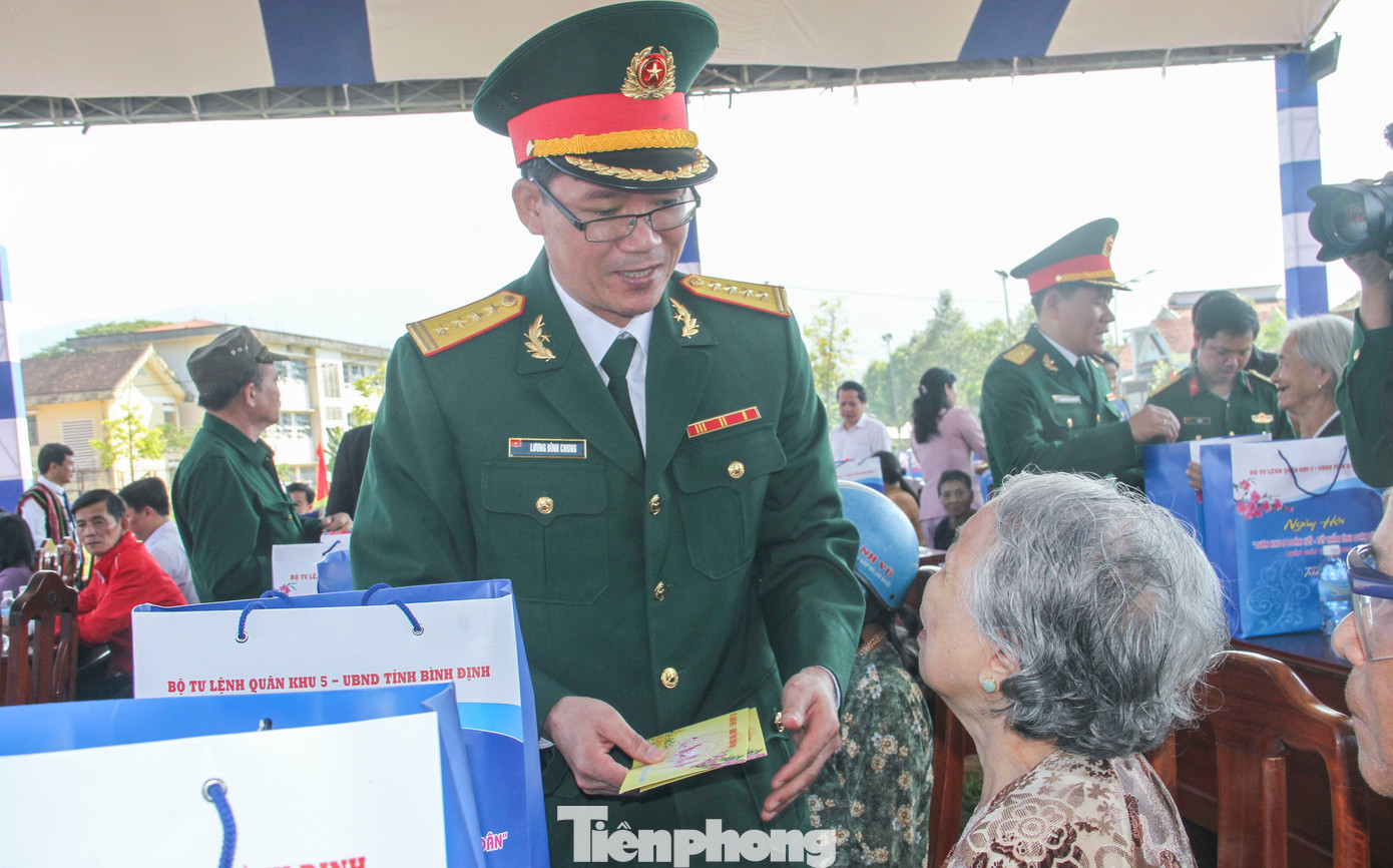 Đại tá Lương Đình Chung - Phó Chính ủy Quân khu 5 tặng quà cho bà con nhân dân. (Ảnh: Trương Định) Đại tá Lương Đình Chung - Phó Chính ủy Quân khu 5 tặng quà cho bà con nhân dân. (Ảnh: Trương Định)