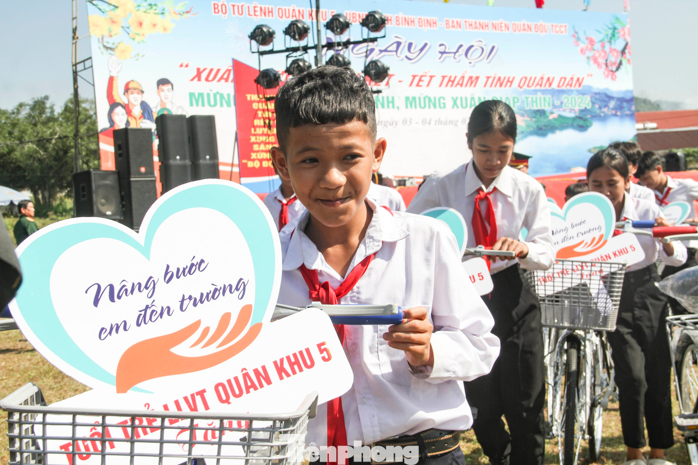 Các em học sinh vượt khó học giỏi trên địa bàn huyện An Lão được trao tặng xe đạp. (Ảnh: Trương Định) Các em học sinh vượt khó học giỏi trên địa bàn huyện An Lão được trao tặng xe đạp. (Ảnh: Trương Định)