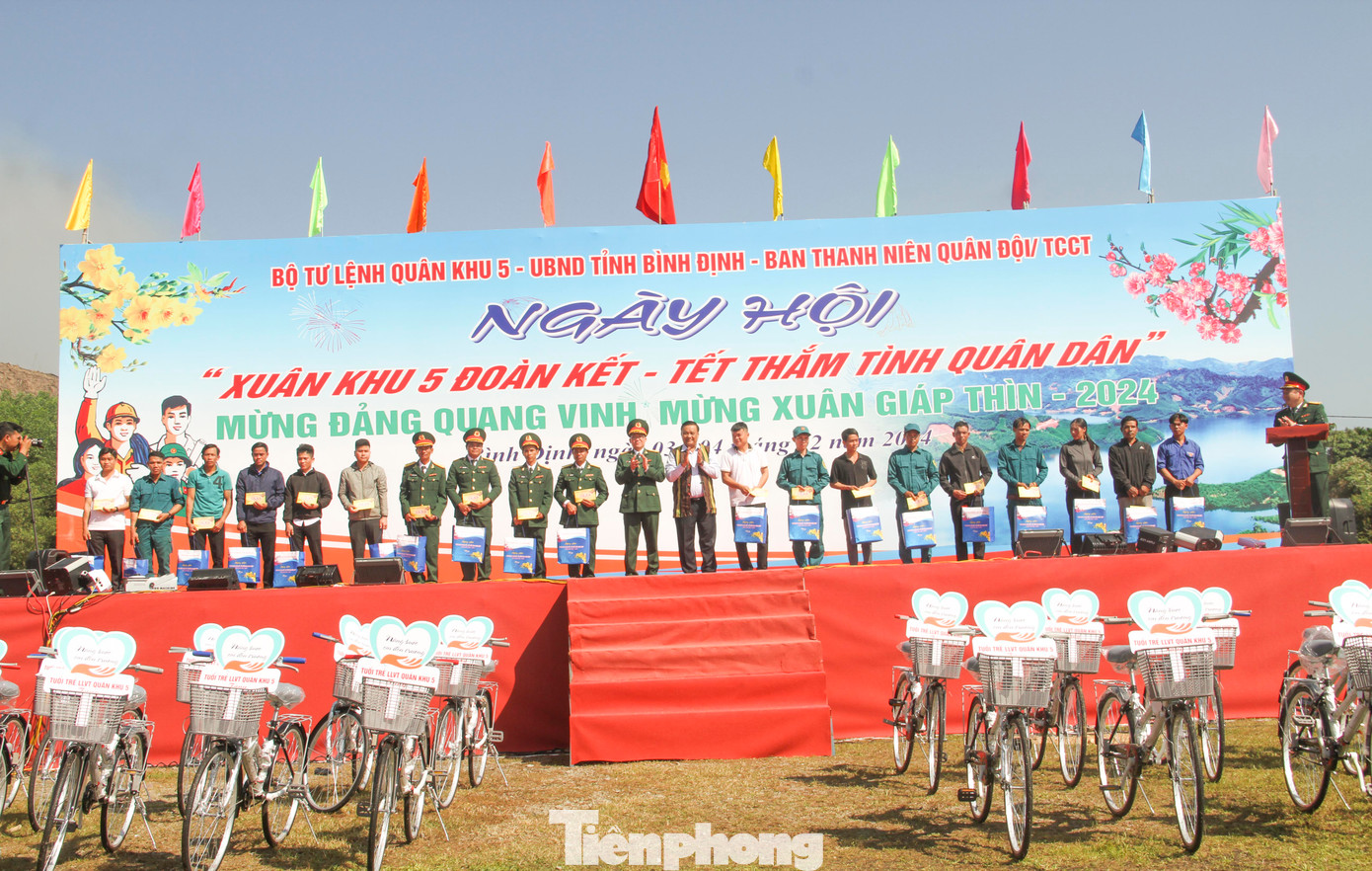 Ngày hội “Xuân Khu 5 đoàn kết - Tết thắm tình quân dân”. (Ảnh: Trương Định) Ngày hội “Xuân Khu 5 đoàn kết - Tết thắm tình quân dân”. (Ảnh: Trương Định)