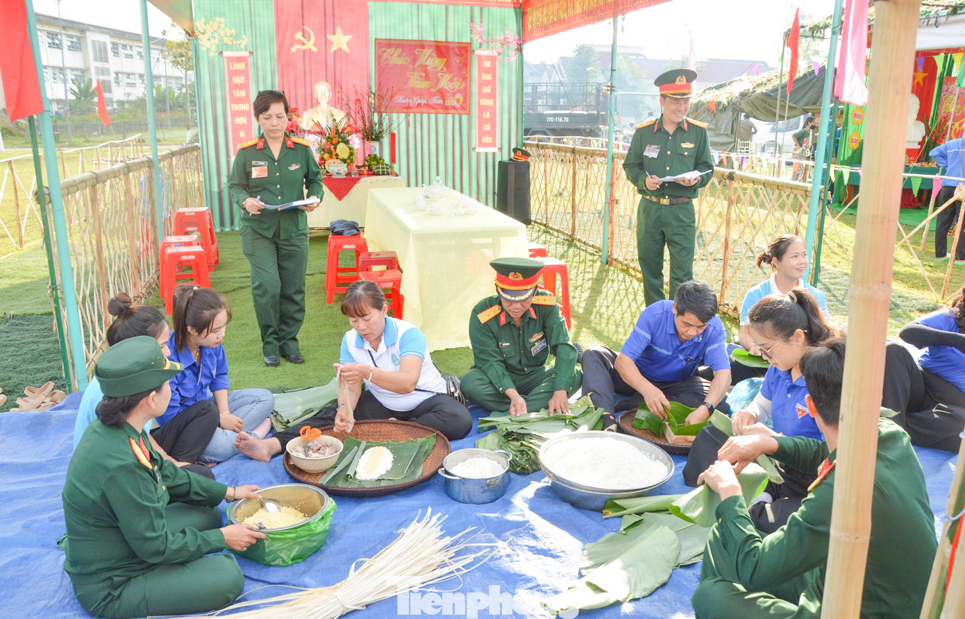 Thi gói, nấu bánh chưng, bánh tét. (Ảnh: Đ.X) Thi gói, nấu bánh chưng, bánh tét. (Ảnh: Đ.X)