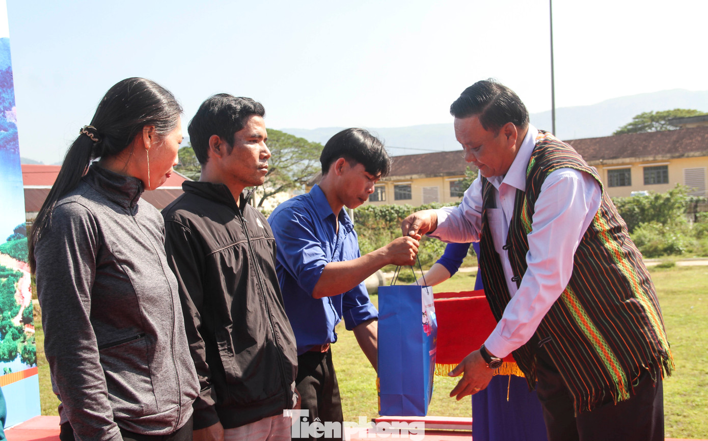 Ông Lê Kim Toàn - Phó Bí thư Thường trực Tỉnh ủy, Trưởng đoàn ĐBQH tỉnh Bình Định tặng quà cho người dân. (Ảnh: Trương Định) Ông Lê Kim Toàn - Phó Bí thư Thường trực Tỉnh ủy, Trưởng đoàn ĐBQH tỉnh Bình Định tặng quà cho người dân. (Ảnh: Trương Định)