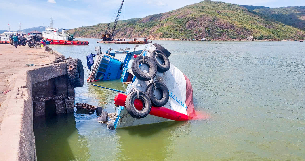 Tàu chở vật liệu xây dựng ra xã đảo Nhơn Châu bị lật nghiêng.