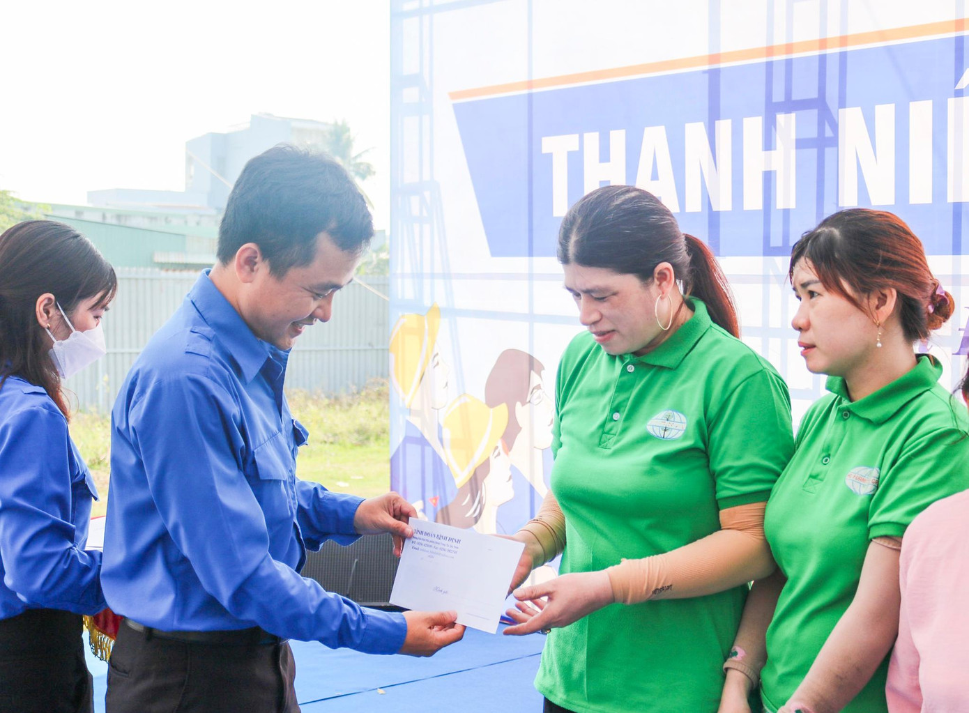 Anh Nguyễn Thành Trung – Phó Bí thư Thường trực Tỉnh Đoàn Bình Định trao tặng quà cho các công nhân. Anh Nguyễn Thành Trung – Phó Bí thư Thường trực Tỉnh Đoàn Bình Định trao tặng quà cho các công nhân.