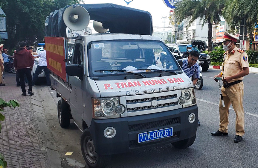 Xe biển số xanh 77A - 002.61 hết hạn đăng kiểm nhưng vẫn lưu thông làm nhiệm vụ.