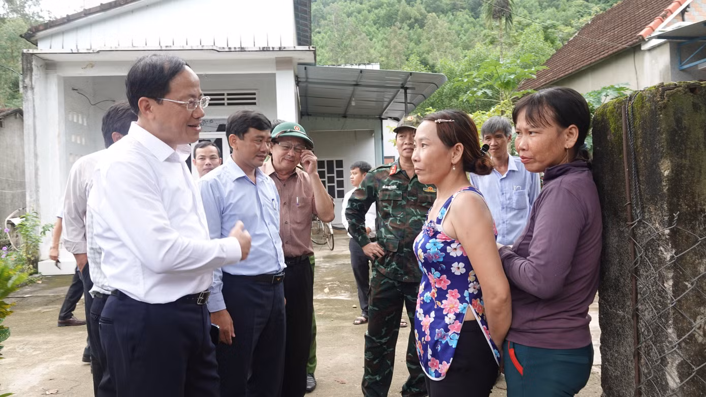 Chủ tịch tỉnh Bình Định Phạm Anh Tuấn (hàng đầu phía bên trái), thăm hỏi người dân tại thôn Trà Cong (huyện An Lão).