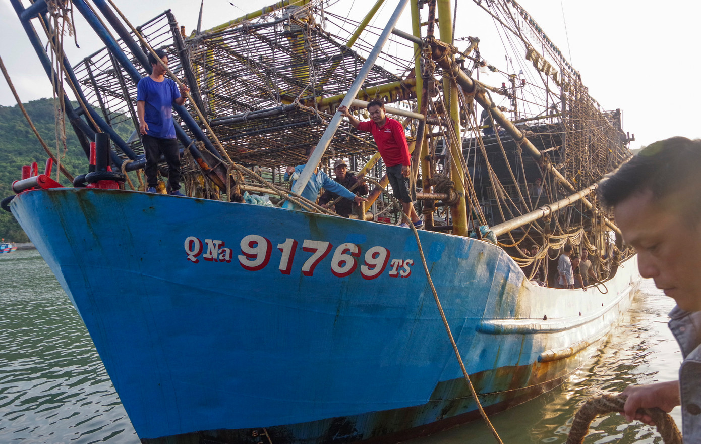 Tàu cá QNa-91769 TS đưa các thuyền viên trên tàu gặp nạn cấp cảng cá Đề Gi. Ảnh: Công Cường Tàu cá QNa-91769 TS đưa các thuyền viên trên tàu gặp nạn cấp cảng cá Đề Gi. Ảnh: Công Cường