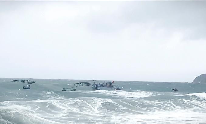 Sóng lớn đánh chìm nhiều tàu thuyền ở xã Nhơn Lý.