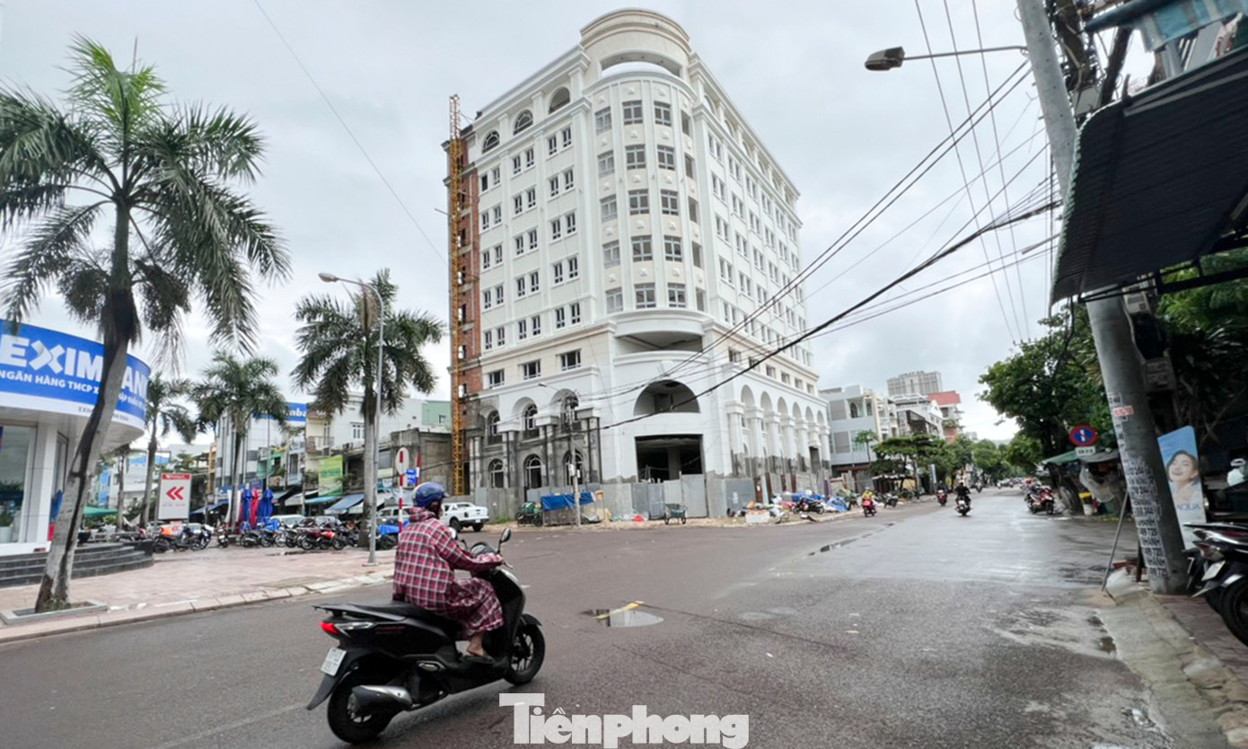 Dự án của Công ty CP Kim Triều chưa hoàn thành, chỉ là tòa nhà còn dang dở. (Ảnh: Trương Định).