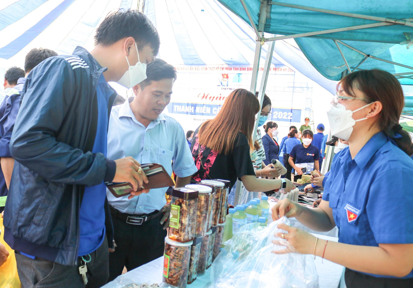 Phiên chợ bán hàng giảm giá. Phiên chợ bán hàng giảm giá.