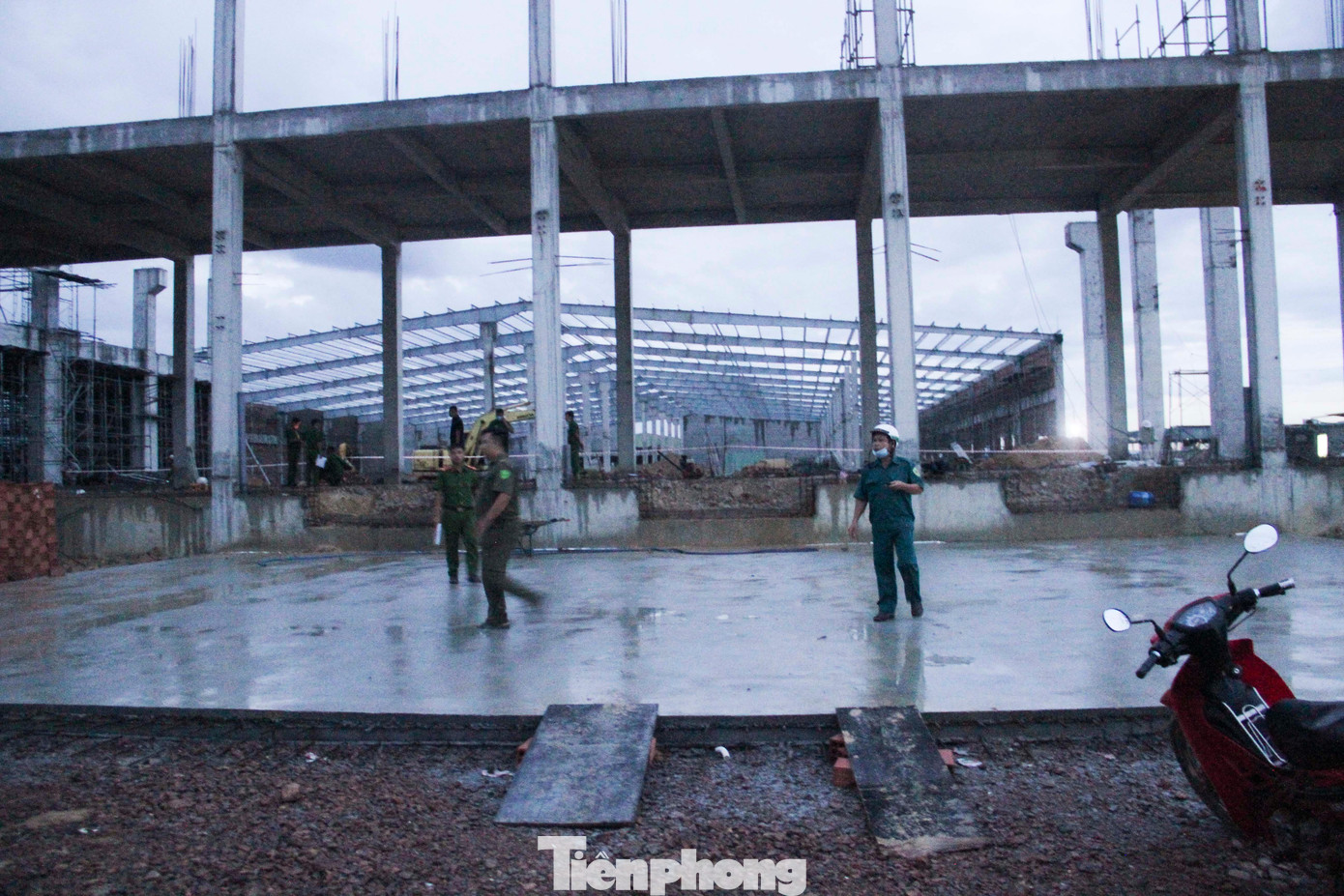 Liên quan sự việc, lãnh đạo Công an tỉnh Bình Định cho biết, đã chỉ đạo các đơn vị chức năng phối hợp với Sở Xây dựng cùng cơ quan pháp y tại bệnh viện tổ chức khám nghiệm hiện trường, trưng cầu pháp y. Ảnh: Trương Định