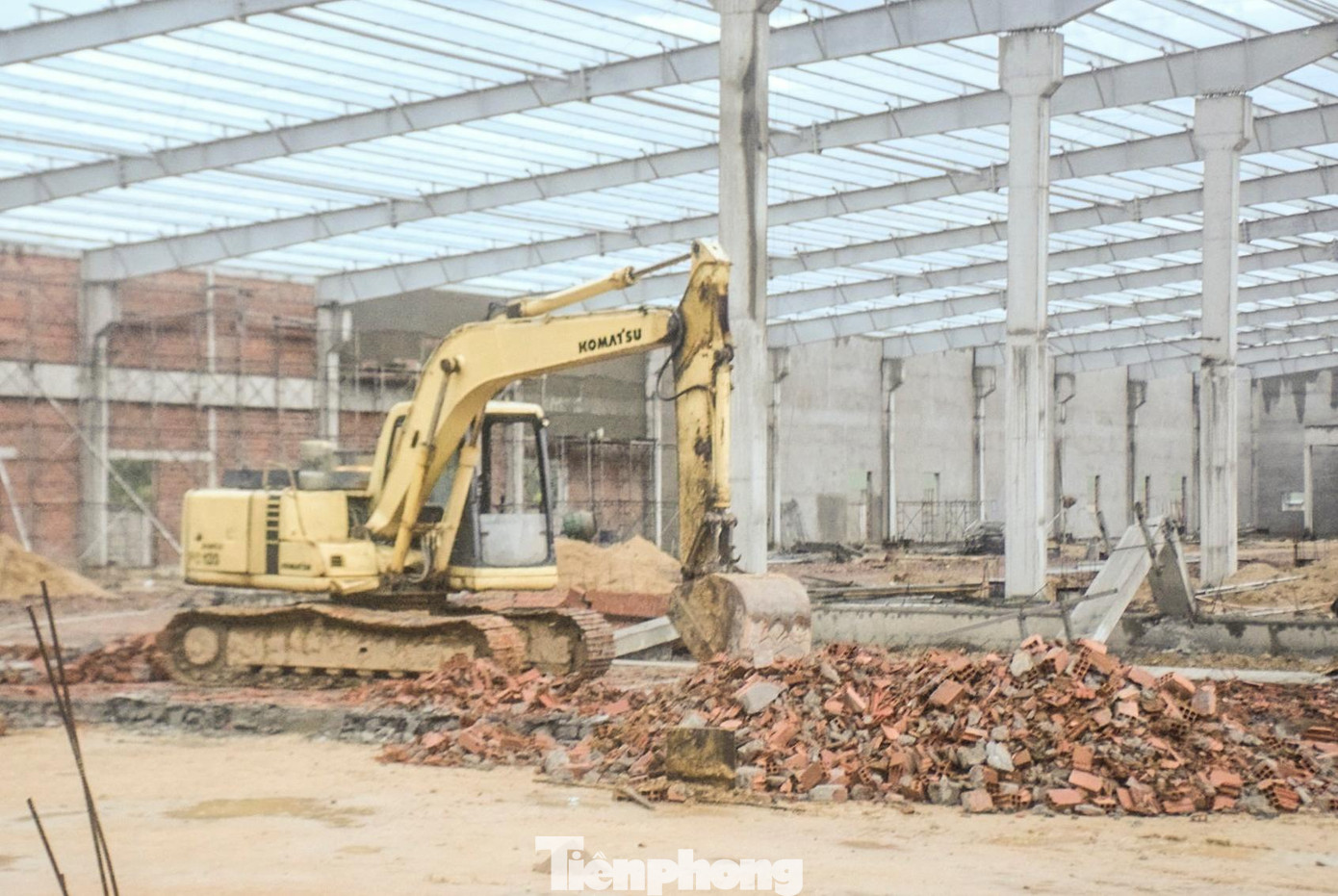 Ghi nhận của PV tại hiện trường, một khối lượng lớn gạch, đá của bức tường đổ vương vãi khắp nơi. Ảnh: Trương Định