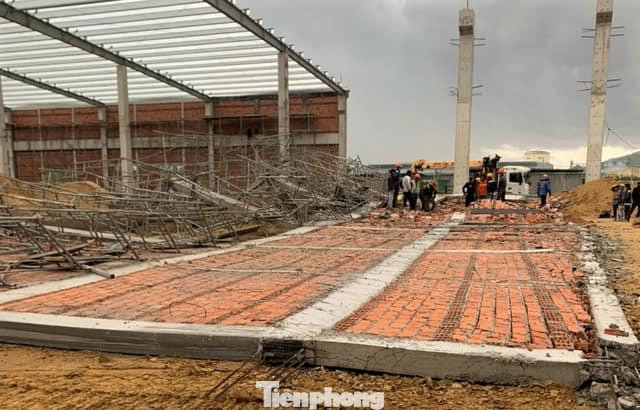 Bức tường đổ sập. Ảnh: Chính Nguyễn