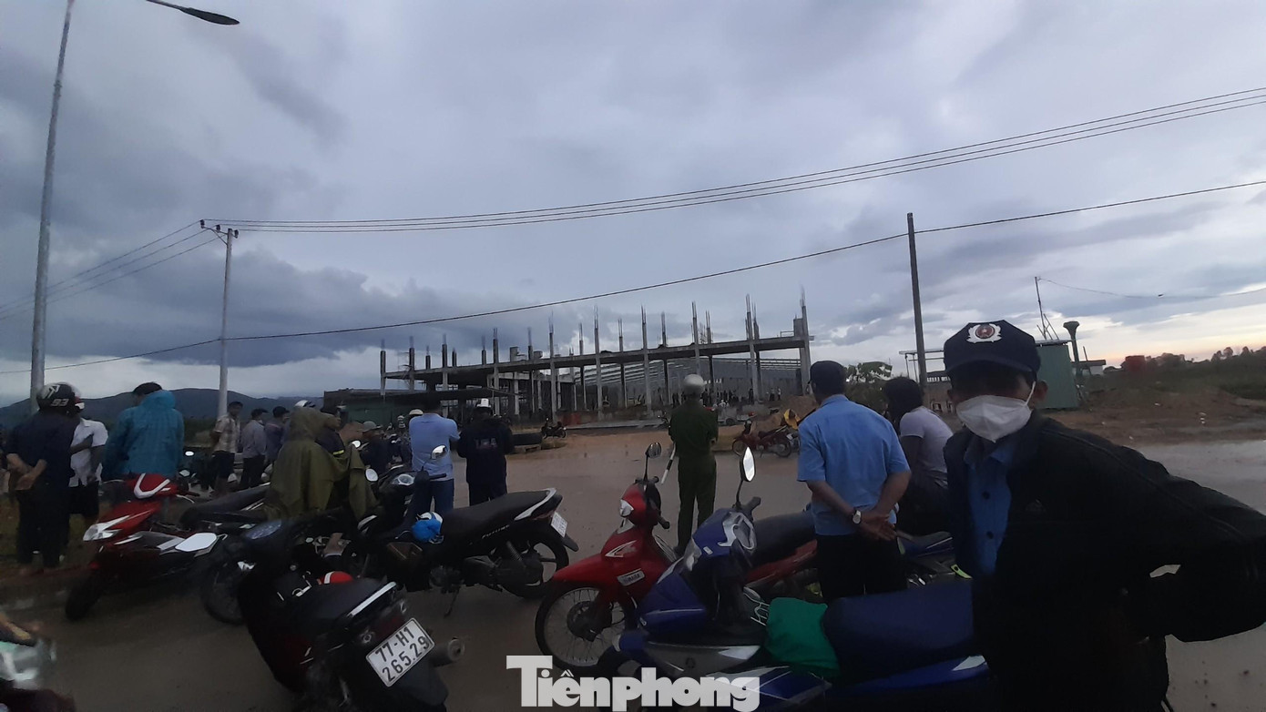 Người dân tập trung tại hiện trường theo dõi sự việc. Ảnh: Trương Định