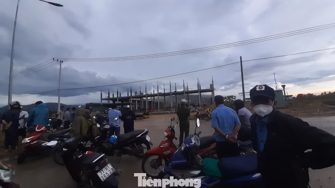 Người dân tập trung ở hiện trường theo dõi sự việc. Ảnh: Trương Định