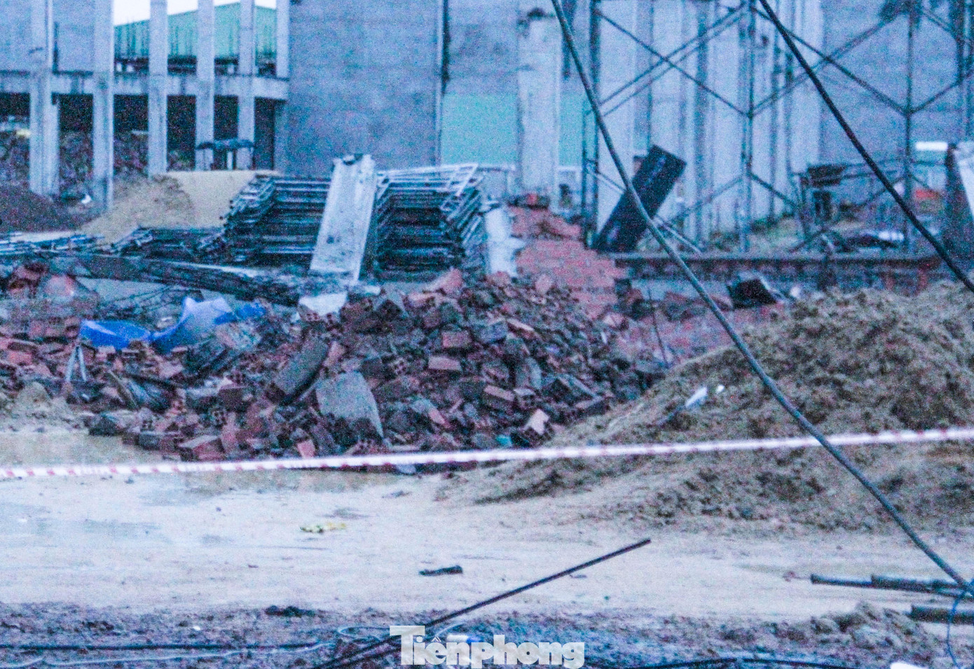 Ông Bùi Văn Cư - Phó Chủ tịch thị xã An Nhơn cho hay, vụ việc khiến 5 người tử vong và 6 người đang cấp cứu.