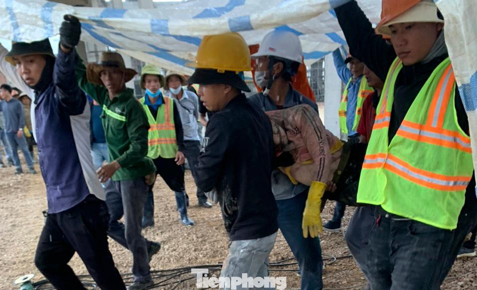 Đưa người bị nạn đi cấp cứu. Ảnh: Chính Nguyễn