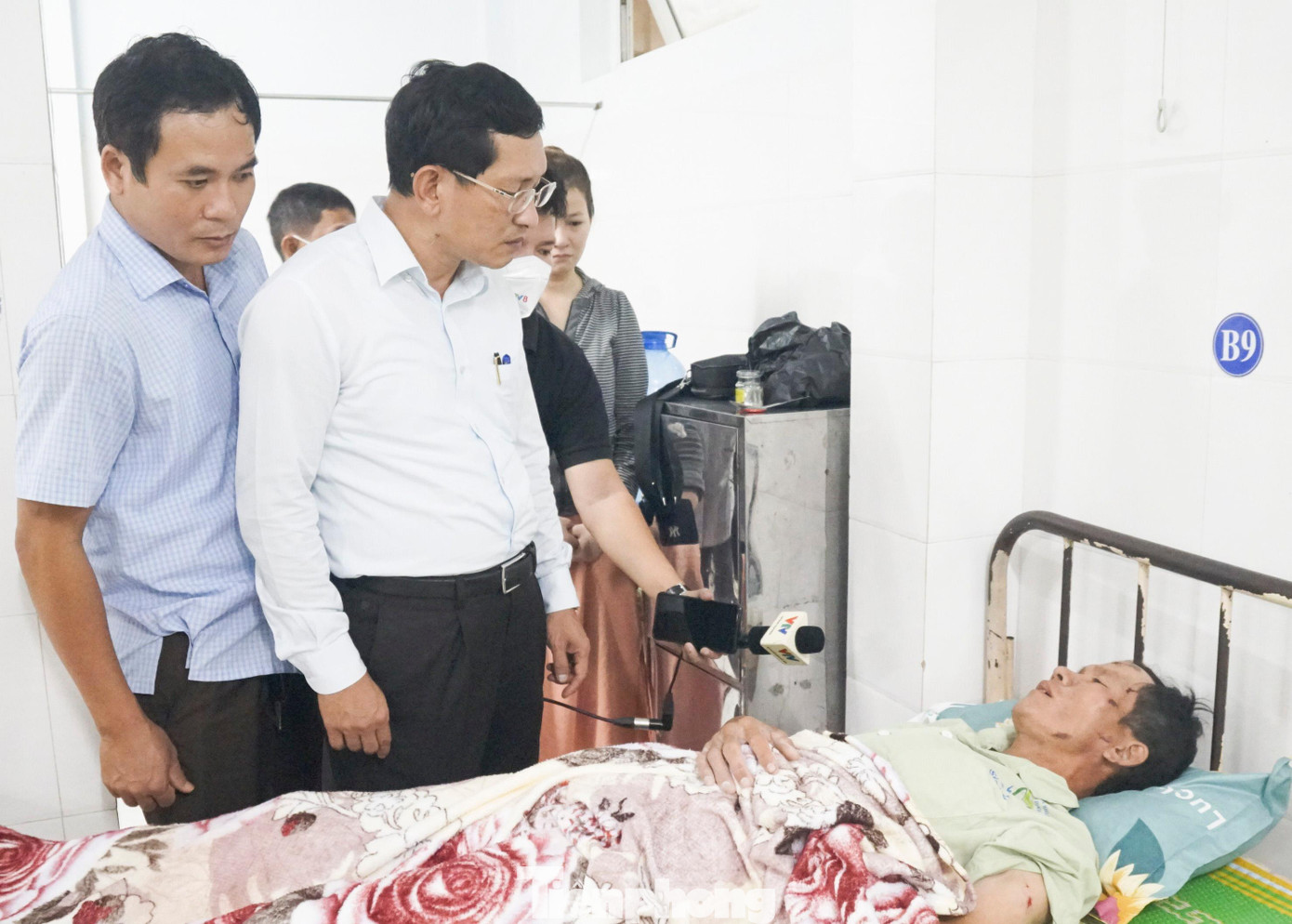 Nạn nhân đang được cấp cứu tại Bệnh viện Đa khoa tỉnh Bình Định. Ảnh: Trương Định