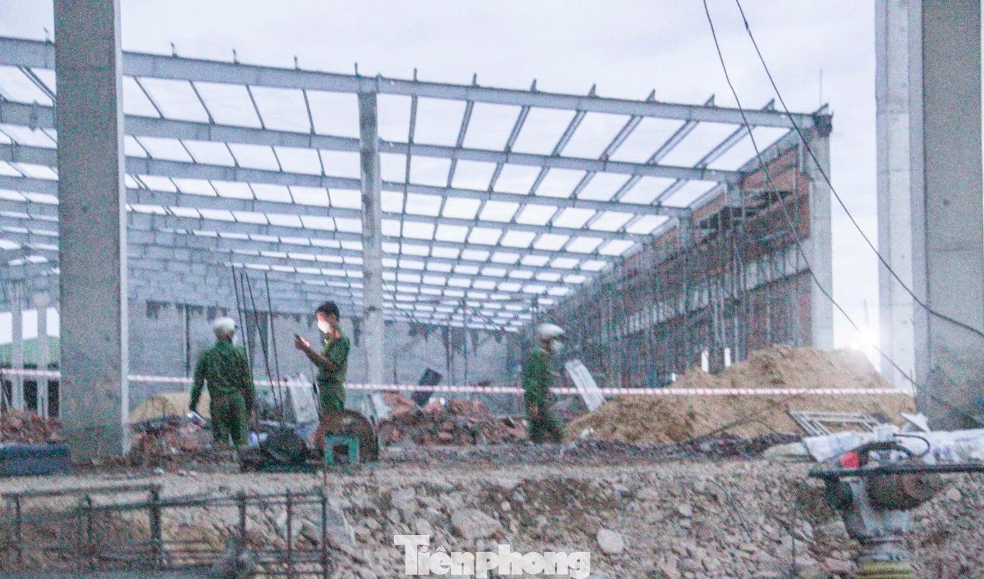 Khoảng 16h30, trong lúc thi công dự án Nhà máy chế biến thực phẩm - Công ty Savvy Seafood Việt Nam trong Khu công nghiệp Nhơn Hòa (thị xã An Nhơn, Bình Định), bức tường của công trình bất ngờ sập xuống đè lên các công nhân đứng phía dưới. Ảnh: Trương Định