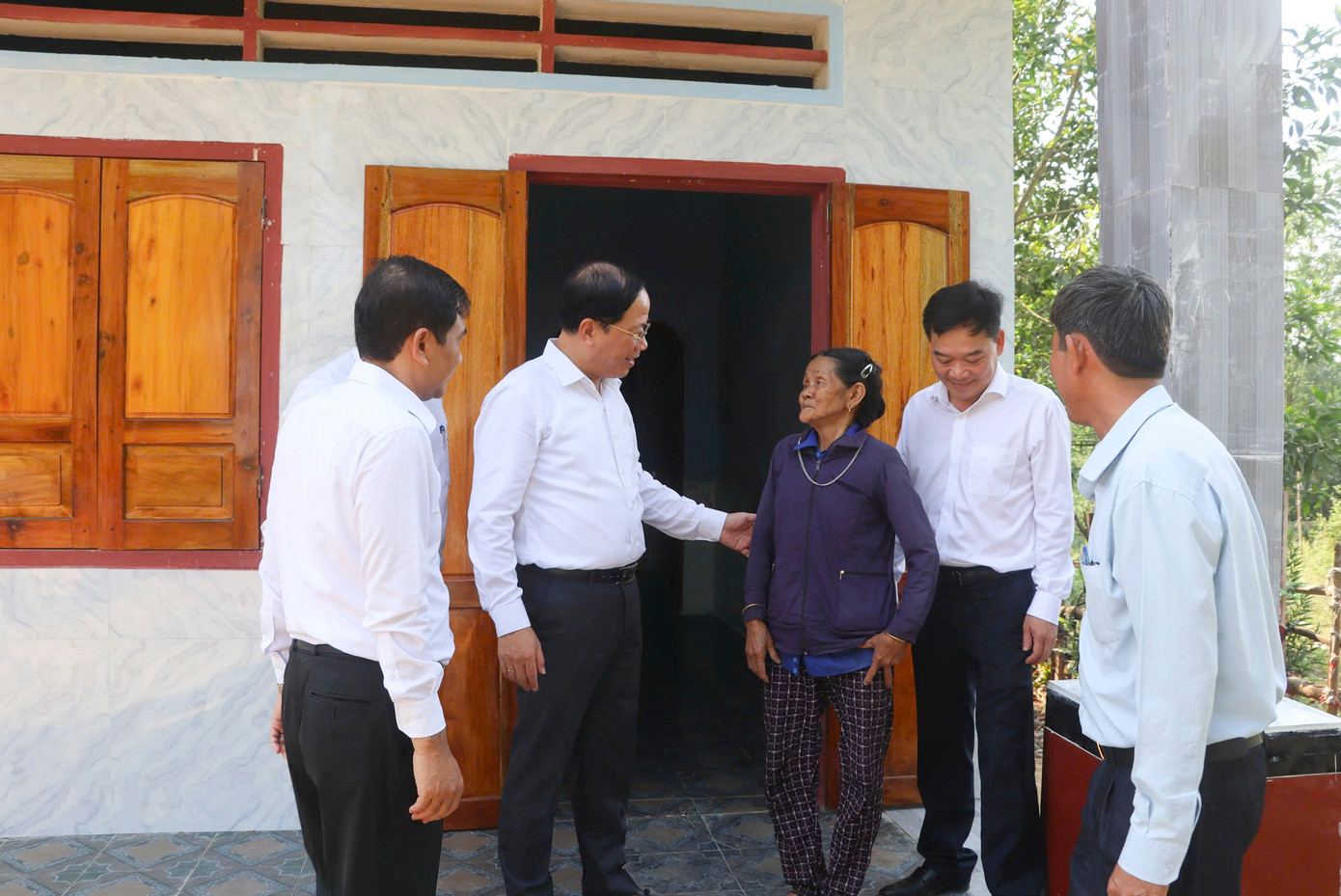 Lãnh đạo tỉnh Bình Định chia vui cùng các gia đình về nhà mới. Lãnh đạo tỉnh Bình Định chia vui cùng các gia đình về nhà mới.