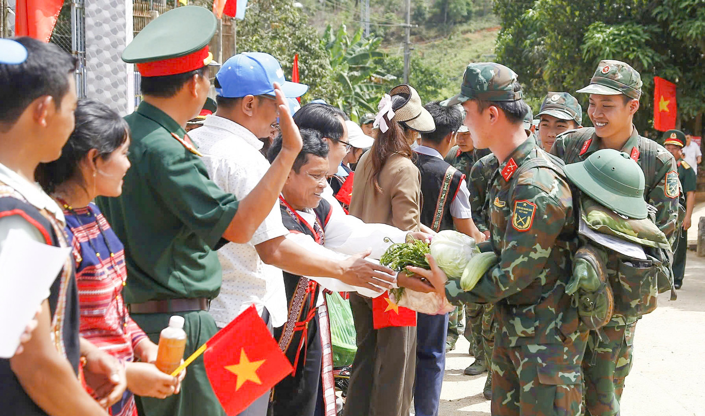 Người dân chia tay các chiến sĩ sau thời gian hỗ trợ xóa nhà tạm, nhà dột nát tại địa phương. Người dân chia tay các chiến sĩ sau thời gian hỗ trợ xóa nhà tạm, nhà dột nát tại địa phương.