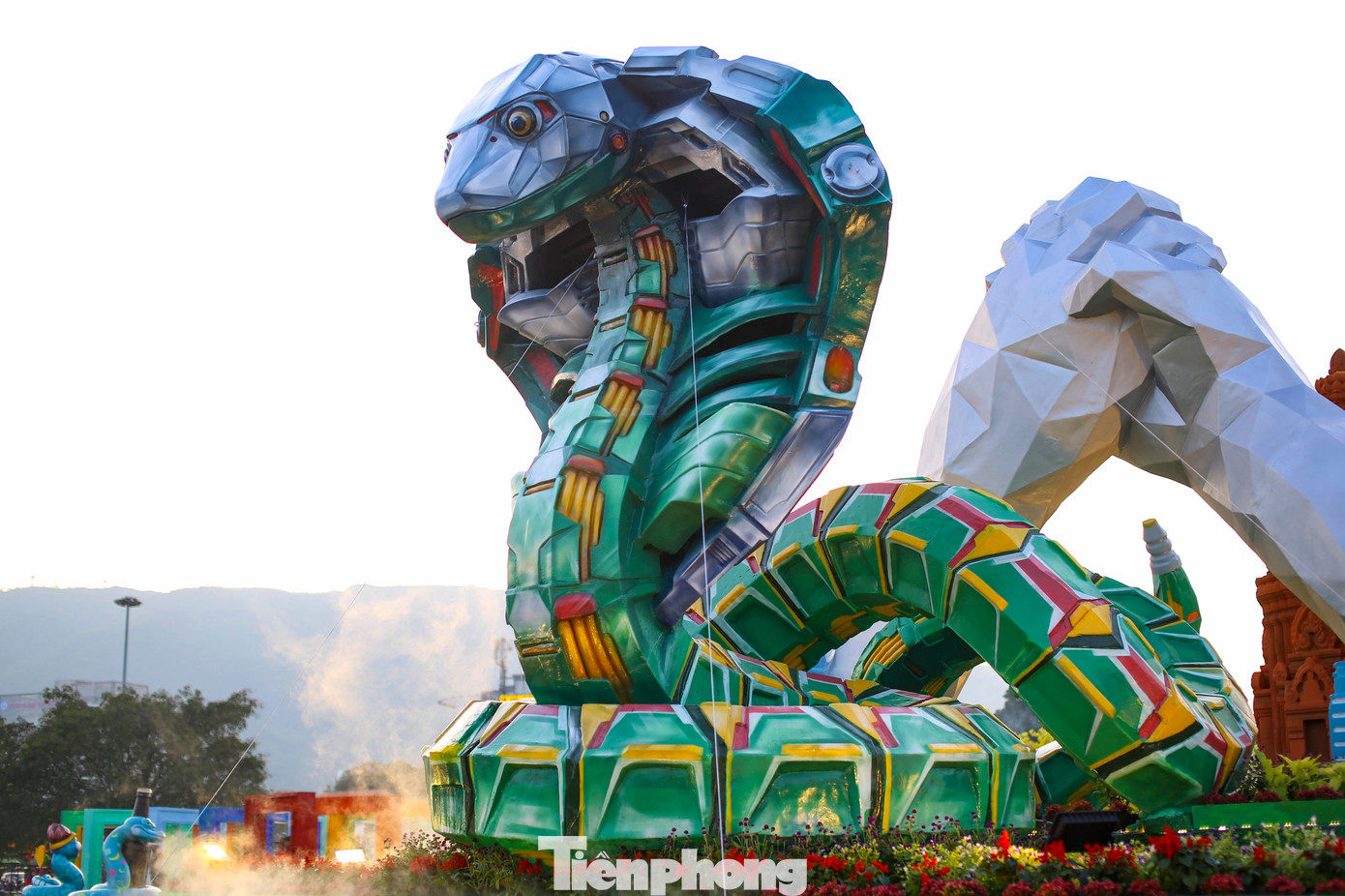 Cụm linh vật phụ mặt sau. Ảnh: Trương Định