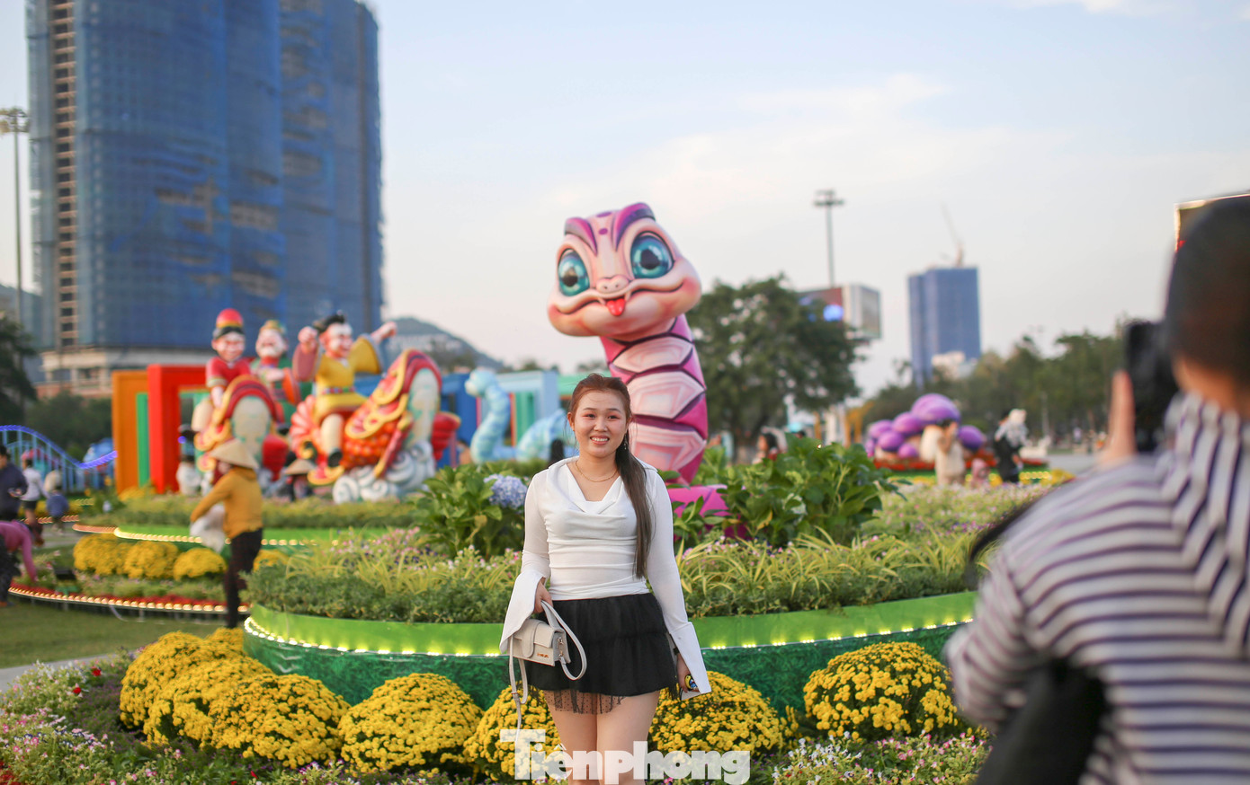 Ngày đầu khánh thành, cụm linh vật thu hút rất đông người dân và du khách đến tham quan, check-in. Ảnh: Trương Định