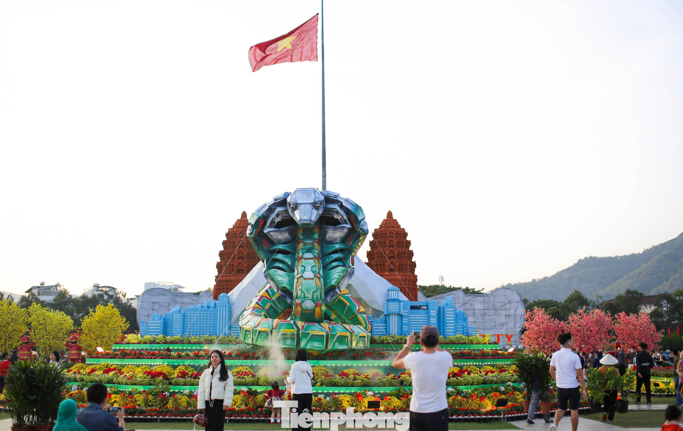 Cụm linh vật phụ mặt sau. Ảnh: Trương Định