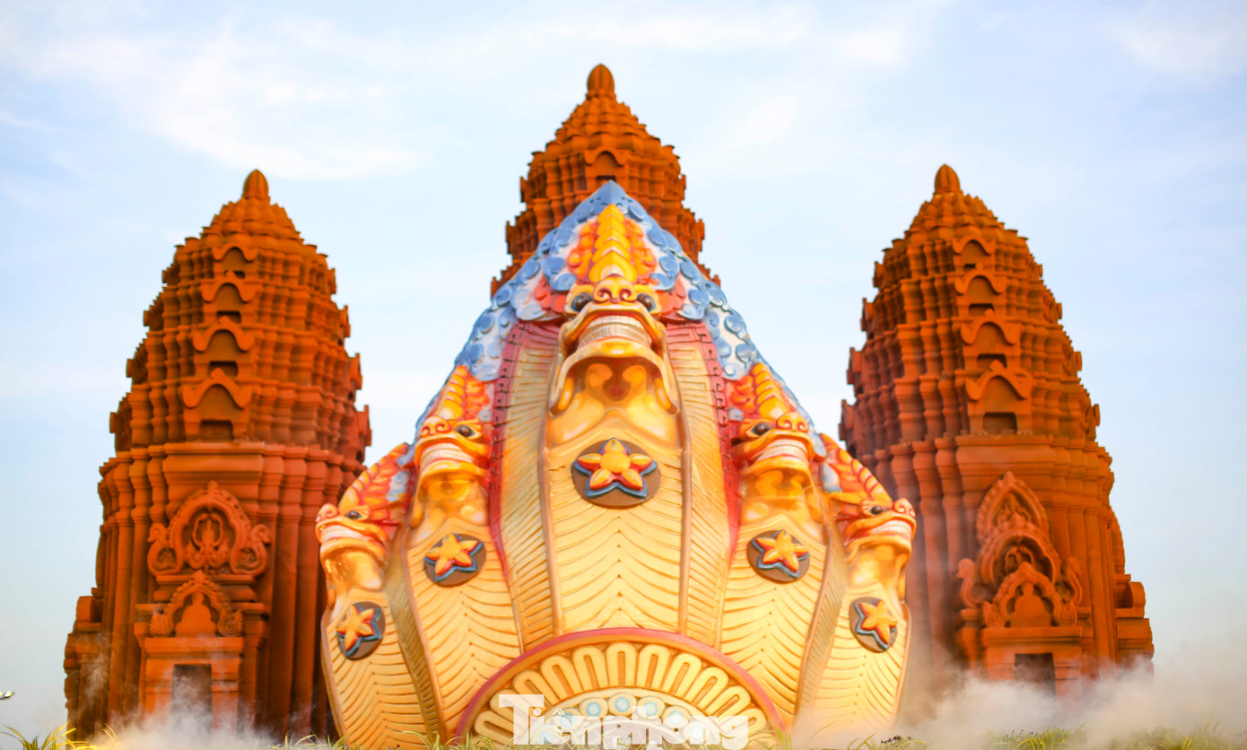 Rắn thần Naga 5 đầu. Ảnh: Trương Định