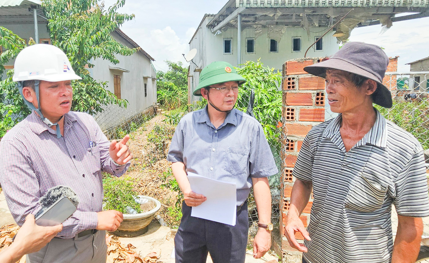 Bí Thư Tỉnh ủy Bình Định Hồ Quốc Dũng (ở giữa) lắng nghe ý kiến của người dân.
