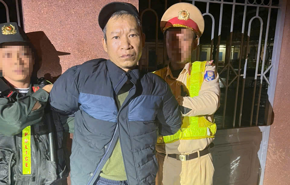 Lực lượng cảnh sát bắt giữ nghi phạm Hoàng Đình Thái.