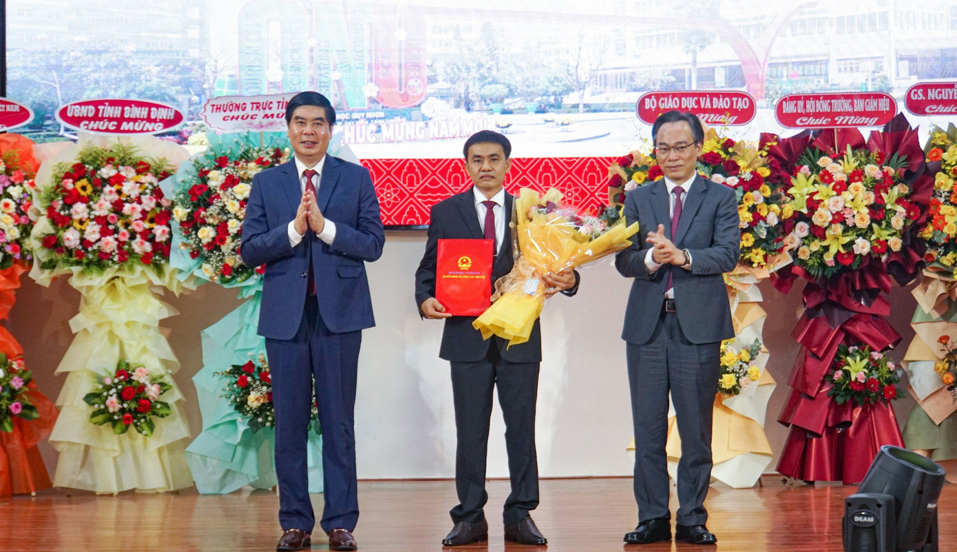 Thứ trưởng Bộ GD&ĐT Hoàng Minh Sơn (bìa phải) và Phó Chủ tịch UBND tỉnh Bình Định Lâm Hải Giang (bìa trái) trao quyết định bổ nhiệm cho PGS.TS Đoàn Đức Tùng. Ảnh: AP Thứ trưởng Bộ GD&ĐT Hoàng Minh Sơn (bìa phải) và Phó Chủ tịch UBND tỉnh Bình Định Lâm Hải Giang (bìa trái) trao quyết định bổ nhiệm cho PGS.TS Đoàn Đức Tùng. Ảnh: AP