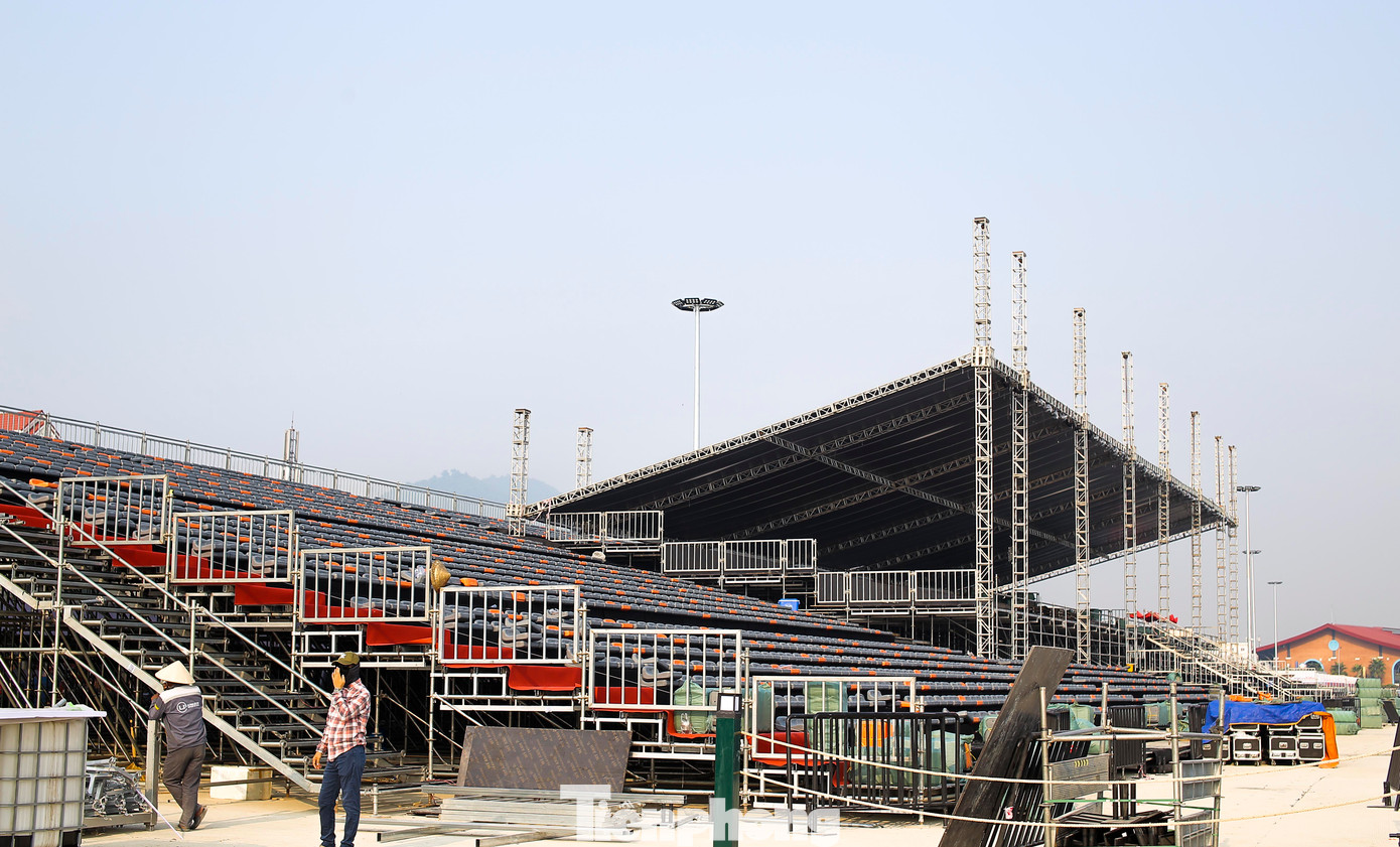 Bố trí khán đài hoành tráng để các đại biểu, người dân, du khách theo dõi các sự kiện, giải đua. Ảnh: Trương Định