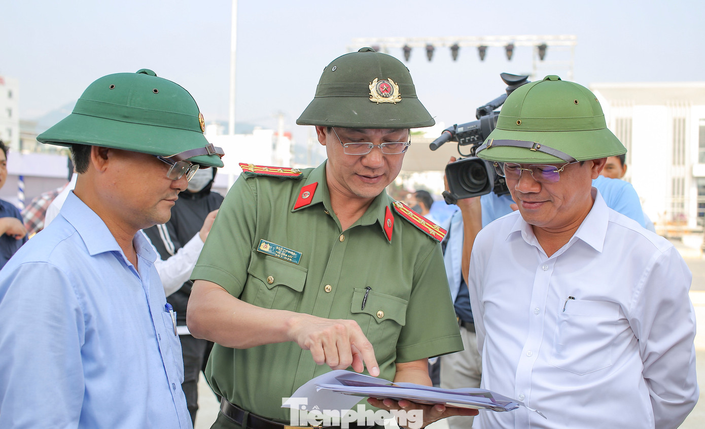 Chủ tịch tỉnh Bình Định Phạm Anh Tuấn (bên phải) và Phó Chủ tịch Nguyễn Tự Công Hoàng (bên trái) kiểm tra tại hiện trường. Ảnh: Trương Định