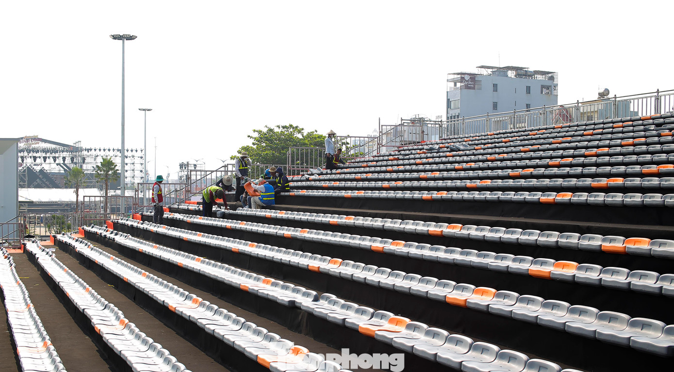 Khu vực hàng ghế để người dân, du khách theo dõi giải đua. Ảnh: Trương Định