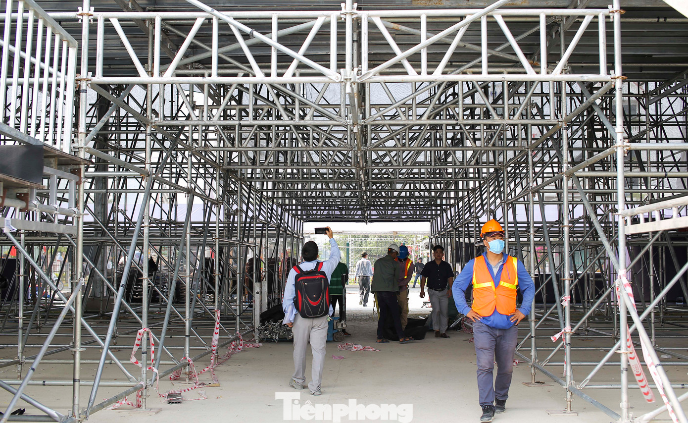 Các công nhân khẩn trương thi công. Ảnh: Trương Định