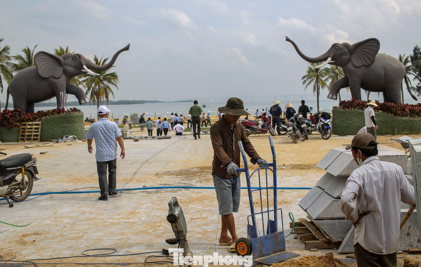 Việc tạo cảnh quan đô thị cũng đang được gấp rút hoàn thiện. Ảnh: Trương Định