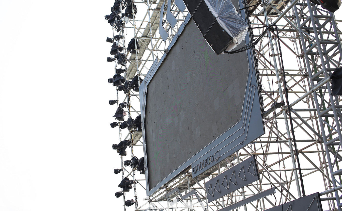 BTC bố trí màn hình lớn để người dân, du khách theo dõi. Ảnh: Trương Định