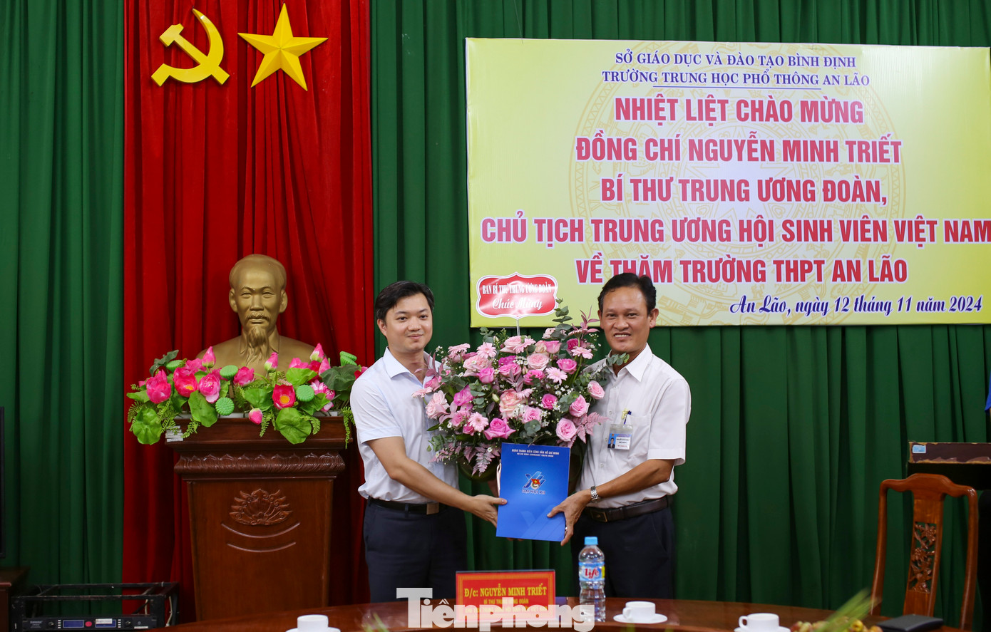 Anh Nguyễn Minh Triết - Bí thư T.Ư Đoàn cùng đoàn công tác thăm, tặng quà trường THPT An Lão. Ảnh: Trương Định