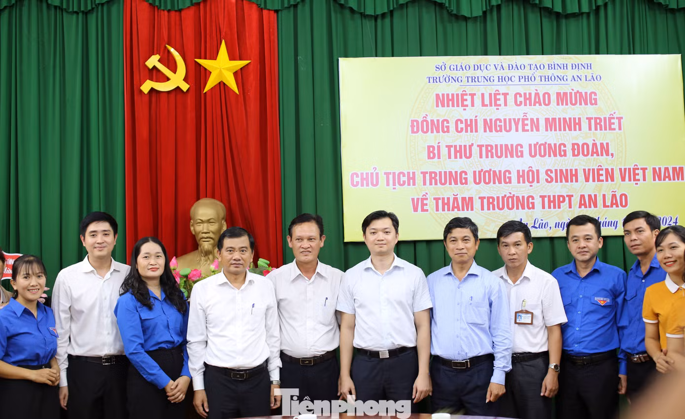 Các đại biểu, lãnh đạo nhà trường chụp ảnh kỷ niệm. Ảnh: Trương Định