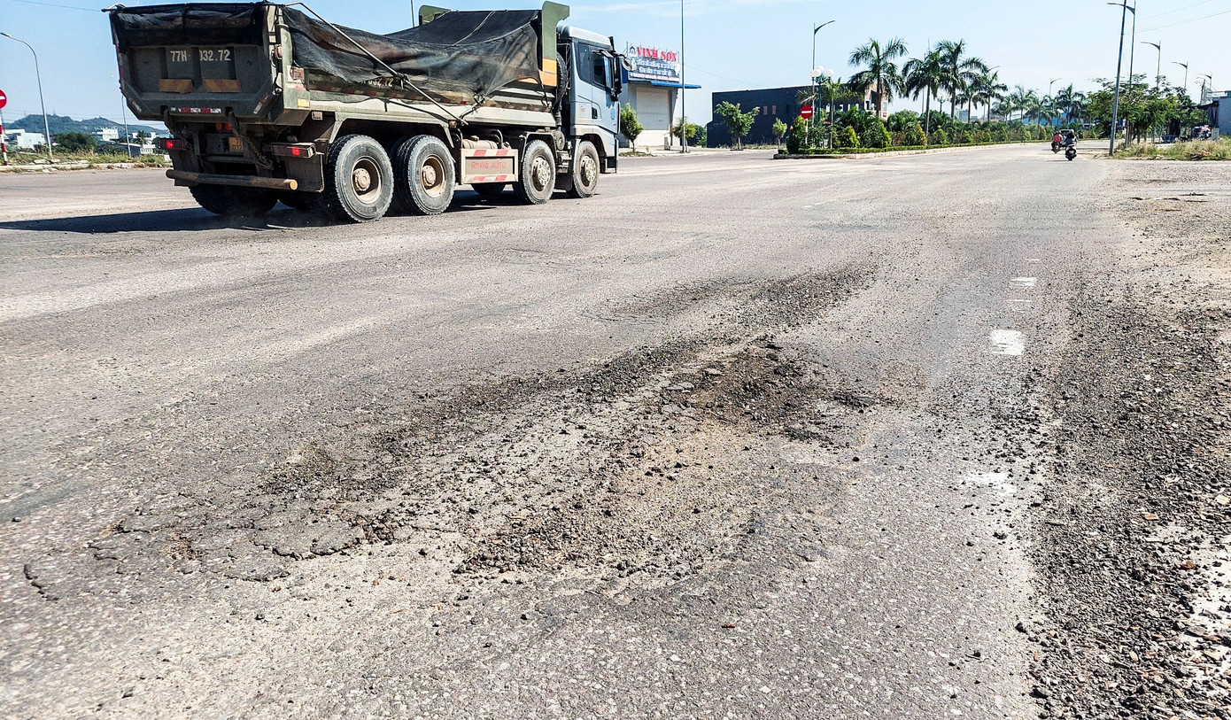 Đây là tuyến đường được thiết kế đường đô thị, với vận tốc 60km/h. Tuy nhiên, hiện tại, lưu lượng xe với tải trọng lớn phục vụ cho các công trình chạy với mật độ cao. Đây là tuyến đường được thiết kế đường đô thị, với vận tốc 60km/h. Tuy nhiên, hiện tại, lưu lượng xe với tải trọng lớn phục vụ cho các công trình chạy với mật độ cao.