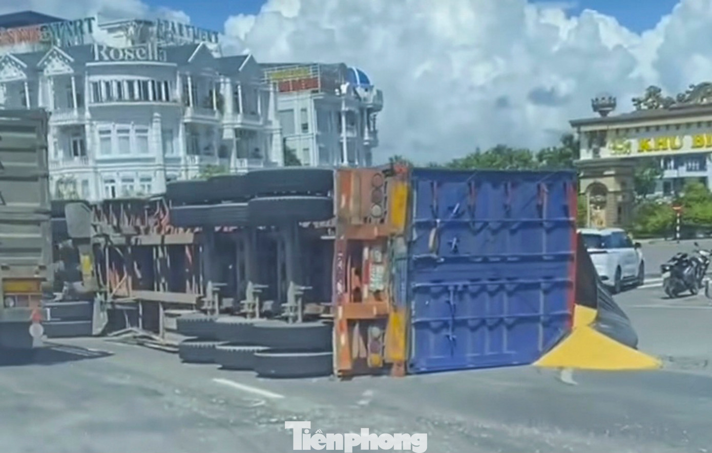 Container chở hàng lật vào sáng nay. Ảnh: Lê Hồ Bắc