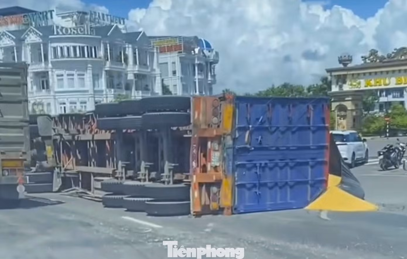 Container chở hàng lật vào sáng nay. Ảnh: Lê Hồ Bắc Container chở hàng lật vào sáng nay. Ảnh: Lê Hồ Bắc