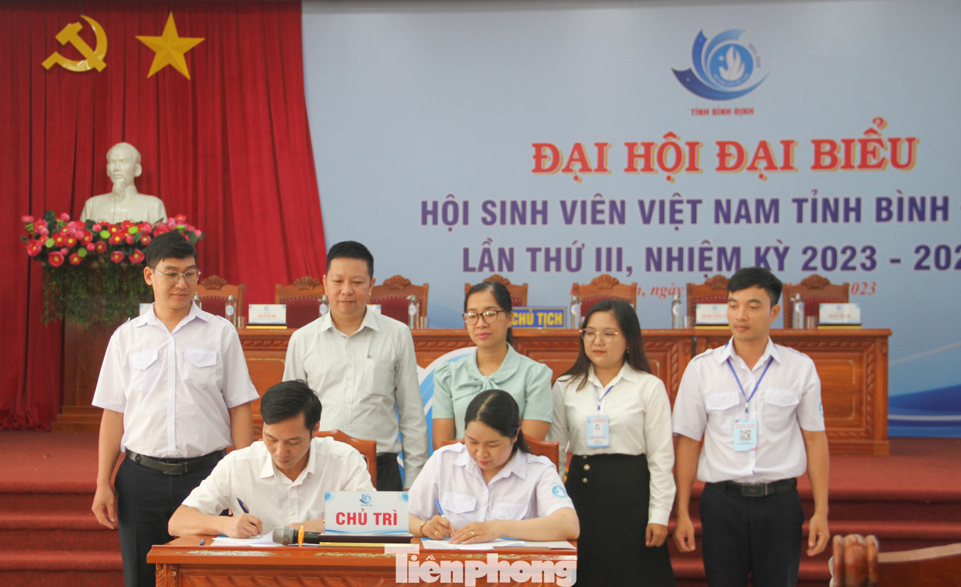 Ký chương trình phối hợp với Hội Doanh nhân trẻ Bình Định. Ảnh: Trương Định Ký chương trình phối hợp với Hội Doanh nhân trẻ Bình Định. Ảnh: Trương Định