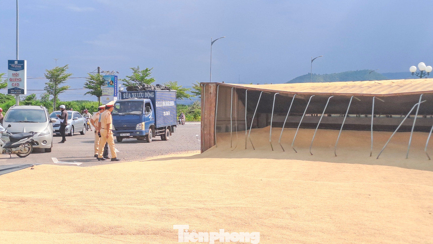 Container chở hàng khác cũng bị lật vào ngày 5/10 khi qua khu vực nêu trên. Ảnh: Trương Định